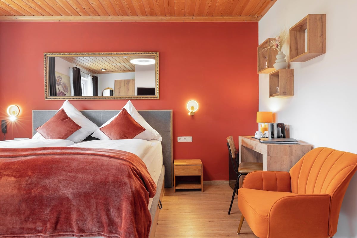 Standard Double Room | Peralatan tempat tidur hipoalergenik, peti besi dalam bilik 
