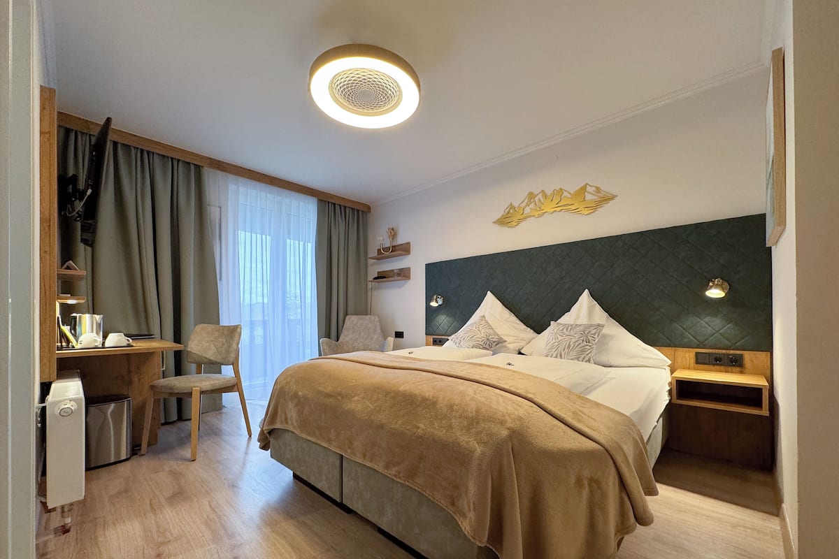 Classic Double Room, Balcony | Peralatan tempat tidur hipoalergenik, peti besi dalam bilik 