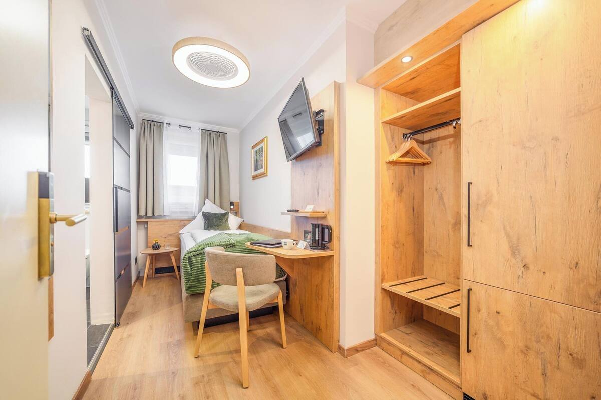 Basic Single Room | Peralatan tempat tidur hipoalergenik, peti besi dalam bilik 