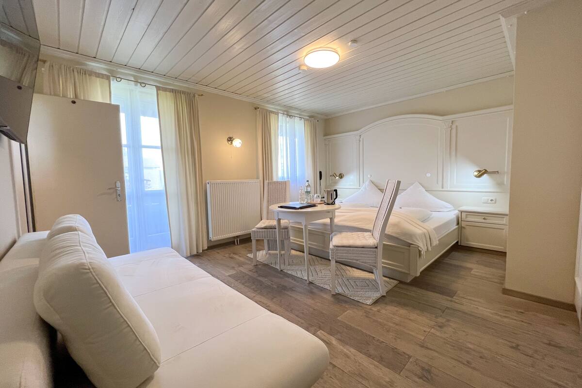 classic double room, balcony | 1 bedroom, hypo-allergenic bedding, in-room safe, individually furnished