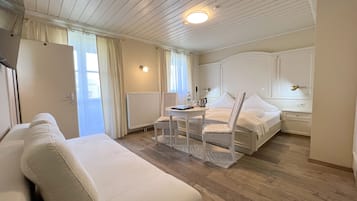 Habitación doble clásica, balcón | Ropa de cama hipoalergénica y caja de seguridad en la habitación