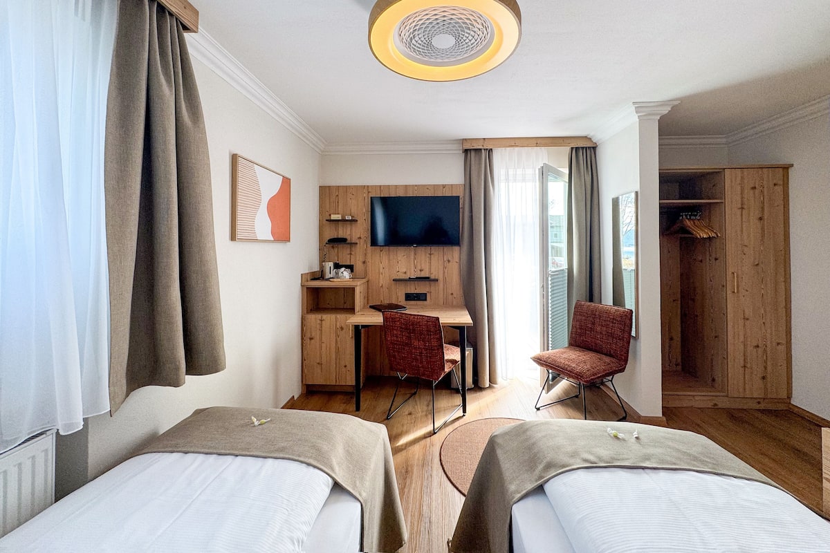 Standard Twin Room, Terrace, Lake View | Peralatan tempat tidur hipoalergenik, peti besi dalam bilik 