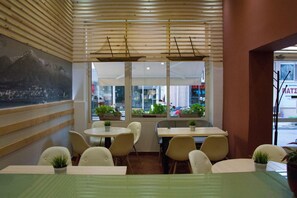 Bữa sáng đặc sản địa phương hàng ngày (5 EUR/mỗi người) 