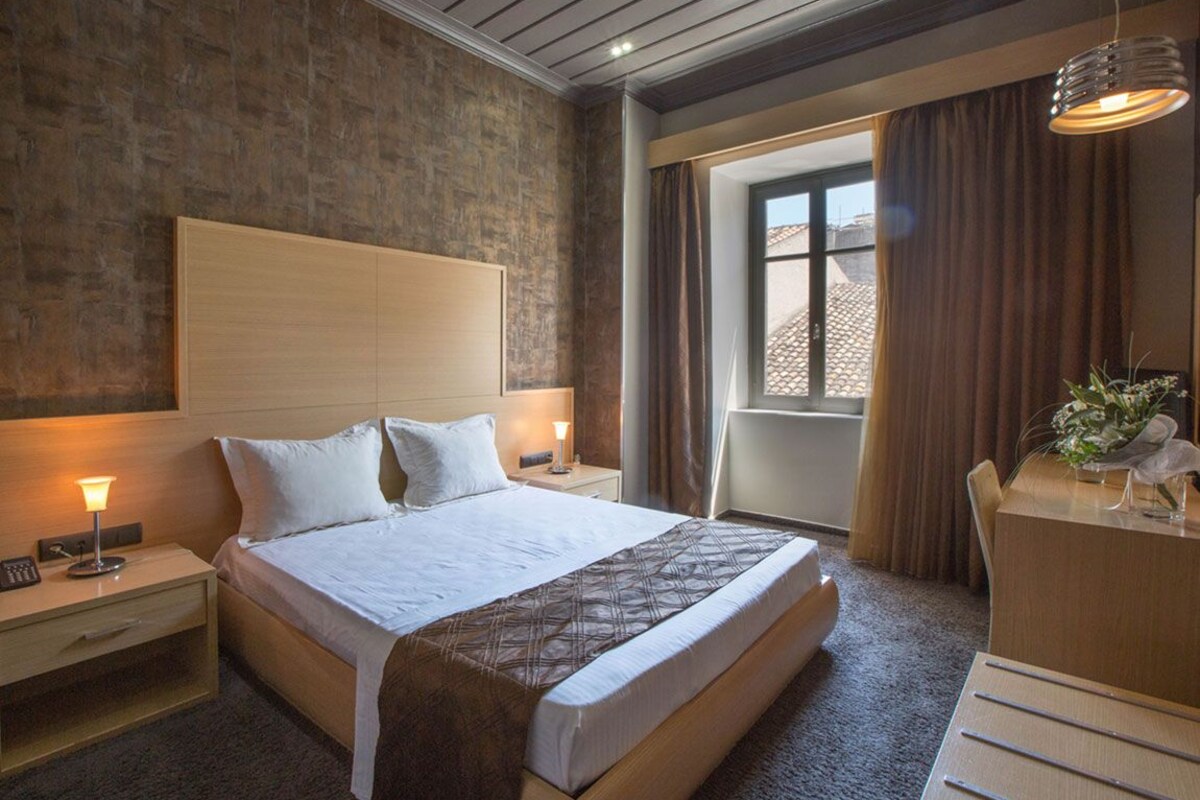 Minibar, safe på rommet, barnesenger (inkludert) og wi-fi (inkludert)