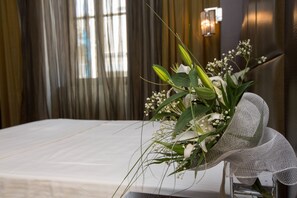 Kahden hengen deluxe-huone, kaupunkinäköala | Minibaari, tallelokero huoneessa, ilmaiset vauvansängyt, ilmainen Wi-Fi