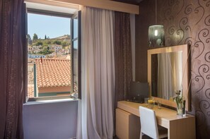 Dobbeltrom – standard, byutsikt | Minibar, safe på rommet, barnesenger (inkludert) og wi-fi (inkludert)