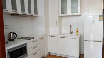 Kühlschrank, Mikrowelle, Wasserkocher