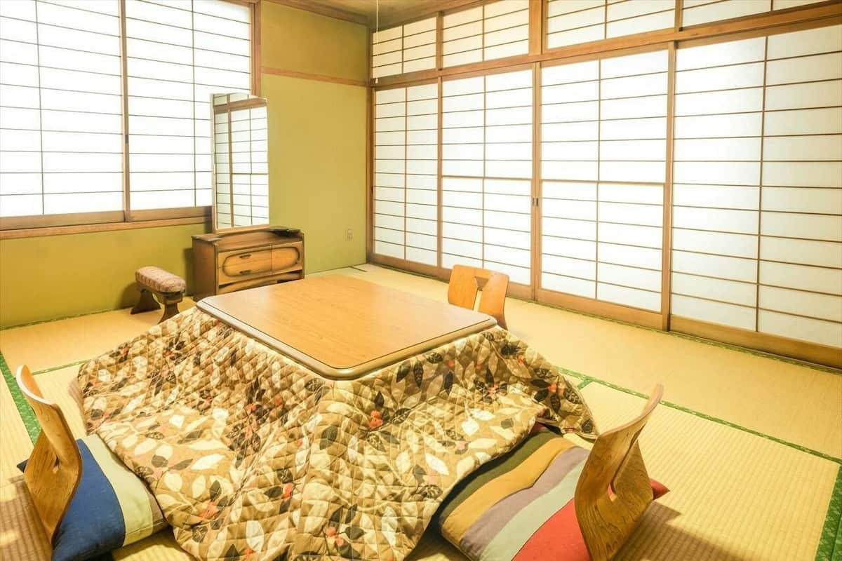 办公桌、床单