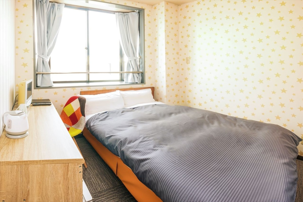 Desk, bed sheets