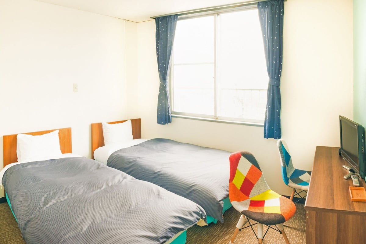 Twin kamer, privébadkamer | Een bureau, geluiddichte muren, extra bedden