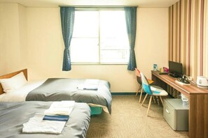 Desk, soundproofing, rollaway beds - Hotel Ina (Ina)