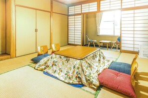 Desk, soundproofing, rollaway beds - Hotel Ina (Ina)