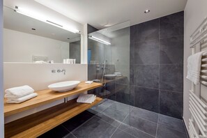 Deluxe Double room “Bezaubernde” | Bathroom | Free toiletries, hair dryer, bathrobes, towels - Hotel Stäfeli (Lech am Arlberg)