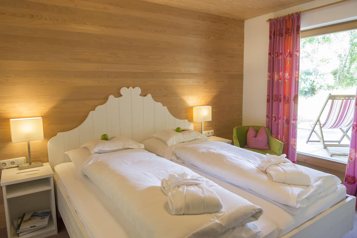 Coffres-forts dans les chambres, bureau, Wi-Fi gratuit, draps fournis