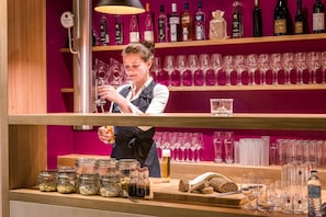 Bar (on property) - Hotel Stäfeli (Lech am Arlberg)