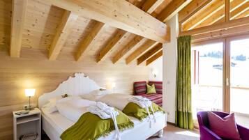 Een kluis op de kamer, een bureau, gratis wifi, beddengoed