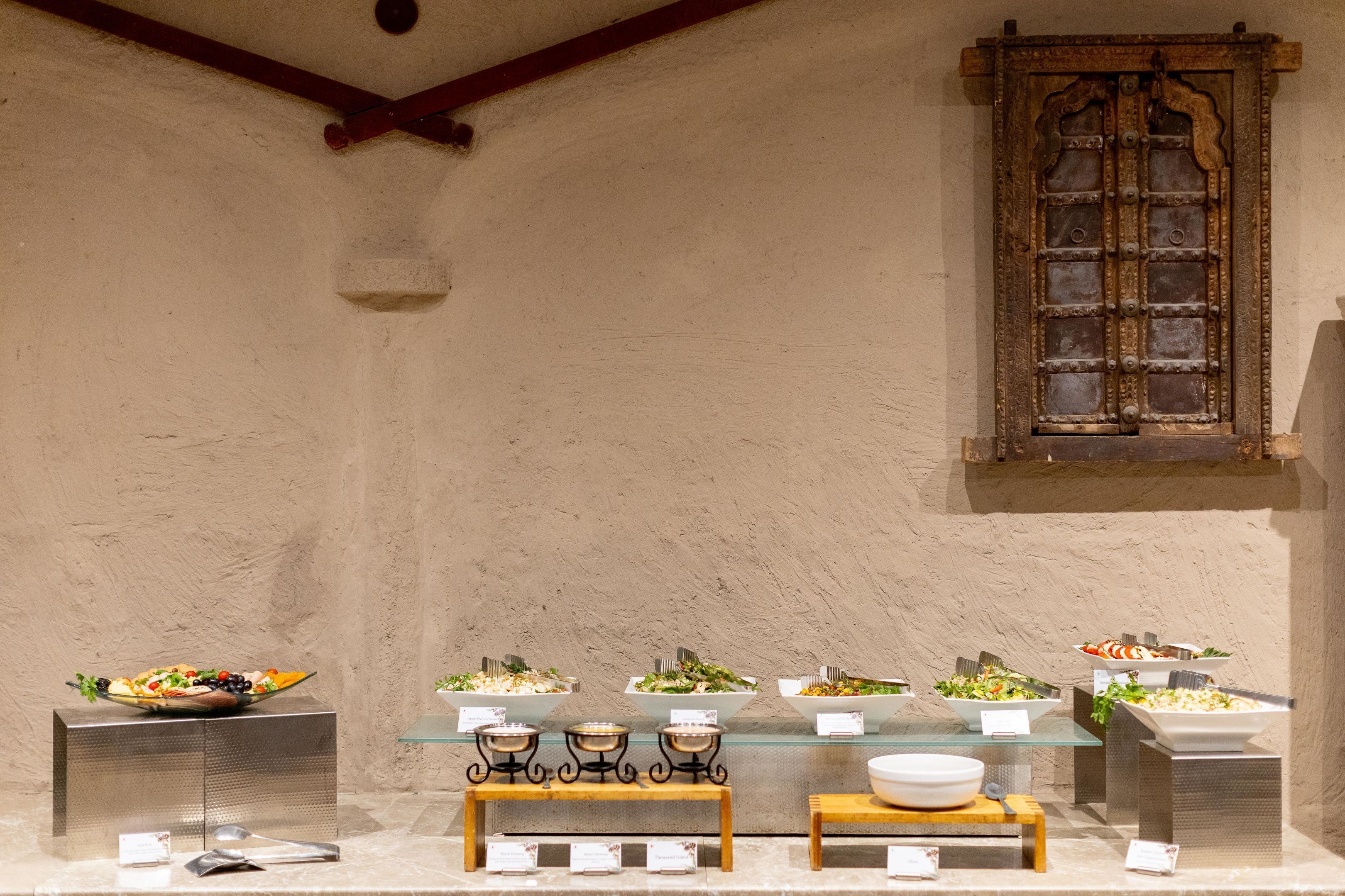 Un buffet proposant une variété de plats et d’ustensiles.