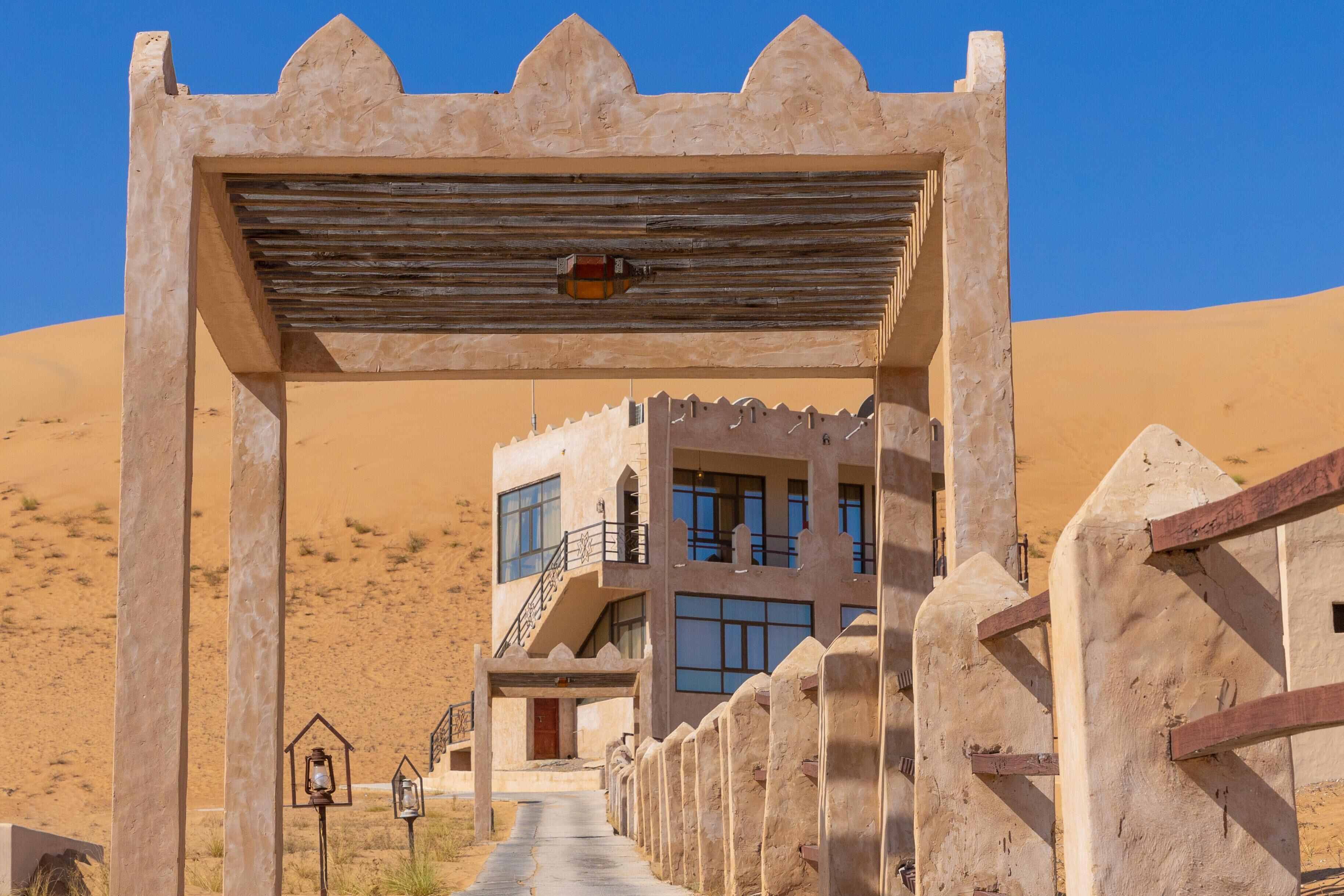 Bộ đồ giường cao cấp, nệm có lớp đệm bông, minibar, bàn 