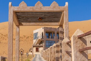 高档床上用品、加厚床垫、迷你吧、办公桌