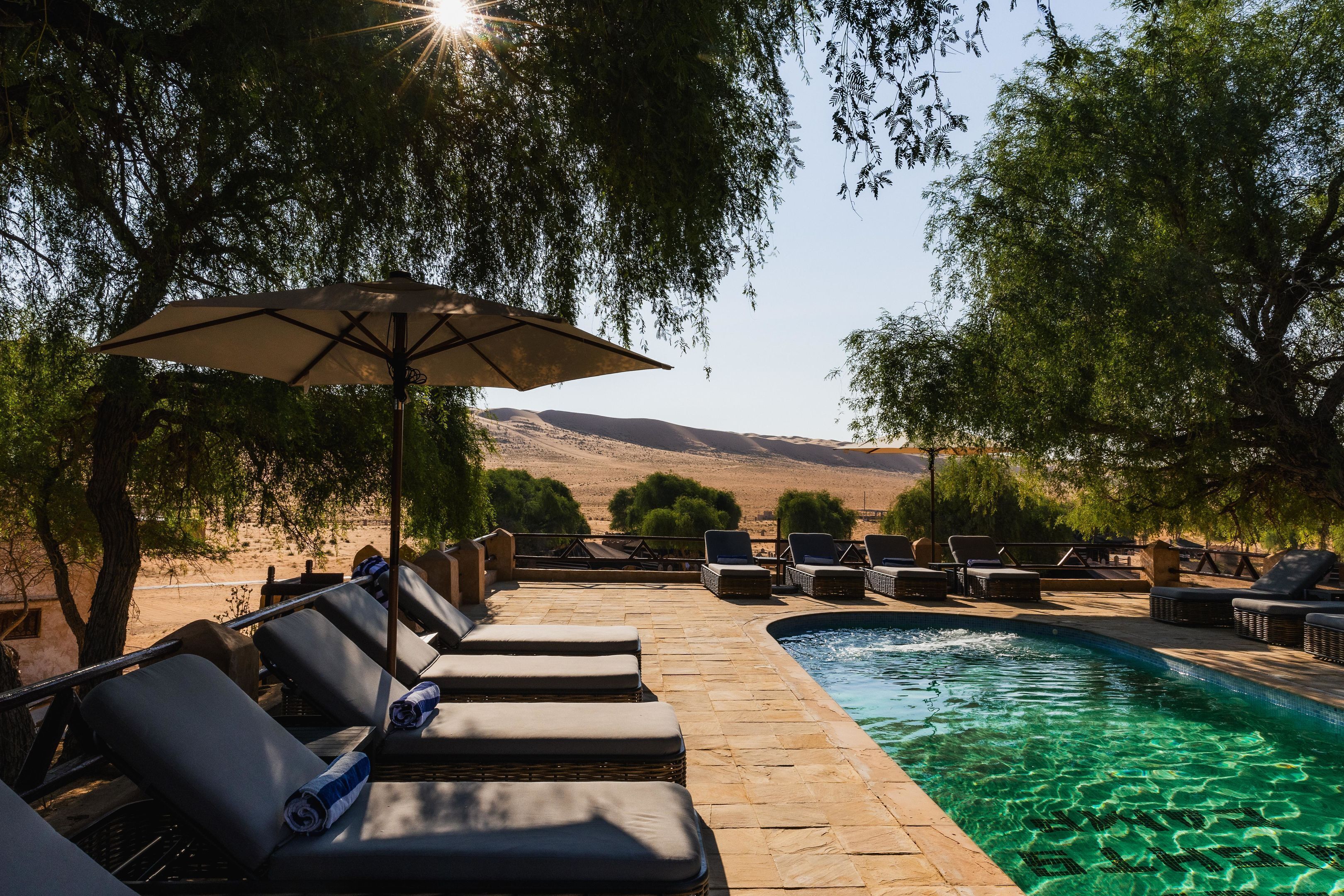 حمّام سباحة خارجي، مفتوح من 8 صباحًا إلى 8 مساءً، كبائن مجانية