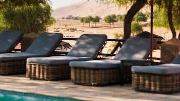 Una piscina al aire libre, cabañas de piscina gratuitas, tumbonas