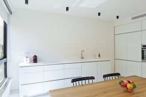 Private kitchen - Elegant 2BR with Veranda by FeelHome (Tel Aviv)