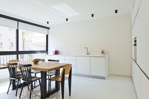 Departamento, 2 habitaciones, Terraza, junto a la playa | Cocina privada | Refrigerador con congelador, microondas, horno y parrilla de estufa 