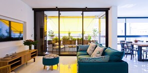 Departamento, 2 habitaciones, Terraza, junto a la playa | Área de sala de estar | Smart TV y Netflix 