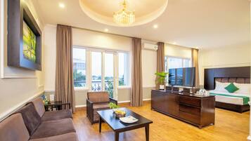 Deluxe Studio | Minibar, in-room safe, desk, laptop workspace