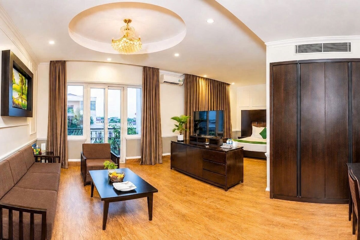 Deluxe Studio | Minibar, in-room safe, desk, laptop workspace