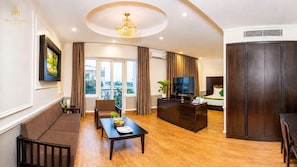 Deluxe Studio | Minibar, in-room safe, desk, laptop workspace