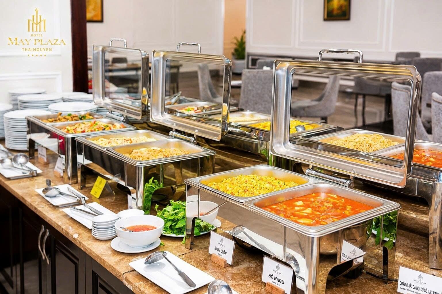 Hotellissa on tarjolla runsas buffet, jossa on useita ruokapisteitä, kuten riisiä, keittoa ja muita annoksia.