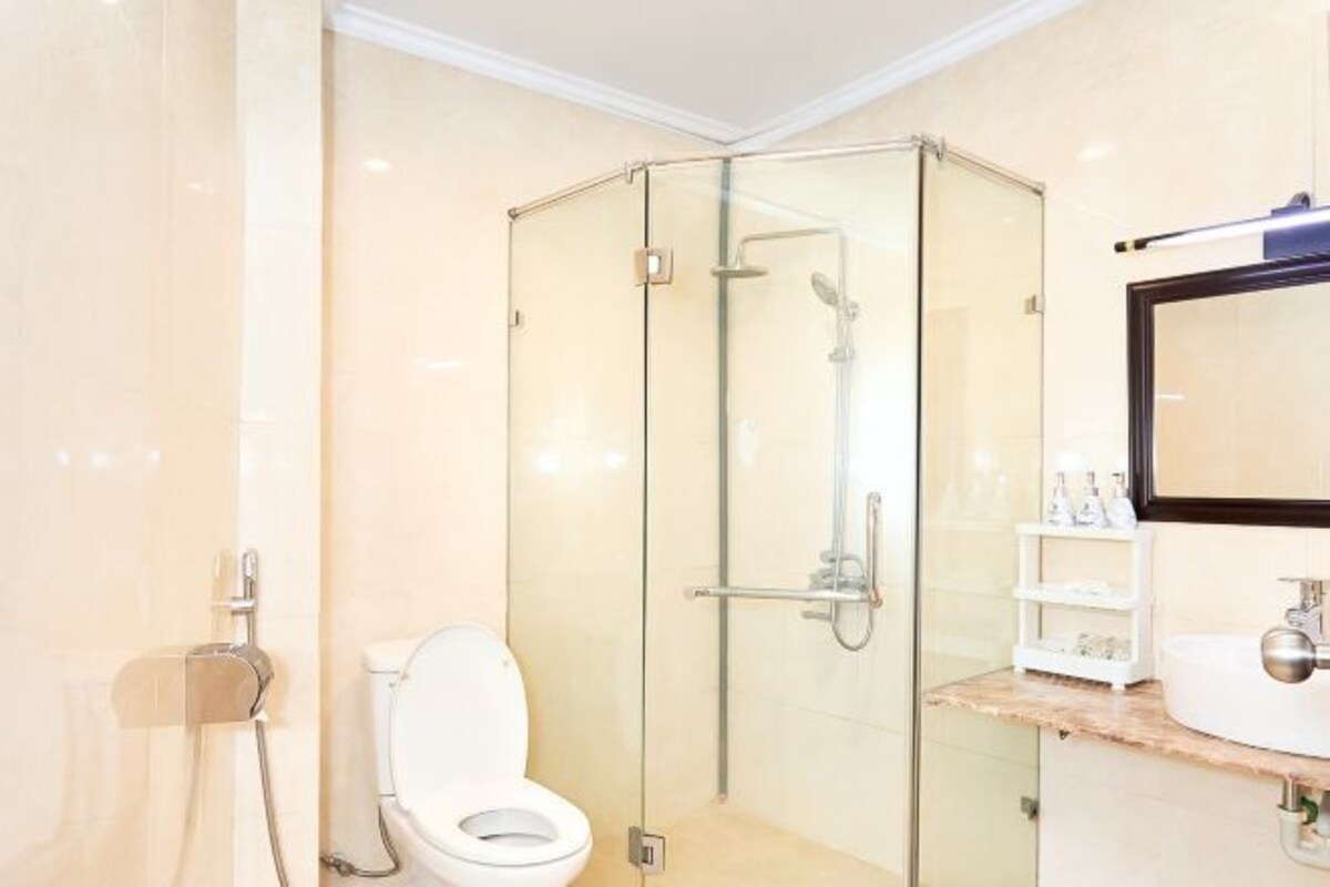 Bathroom | Shower, hydromassage showerhead, free toiletries, hair dryer