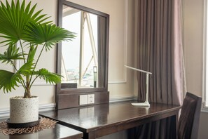 Habitación empresarial doble | Minibar, caja de seguridad en la habitación y escritorio
