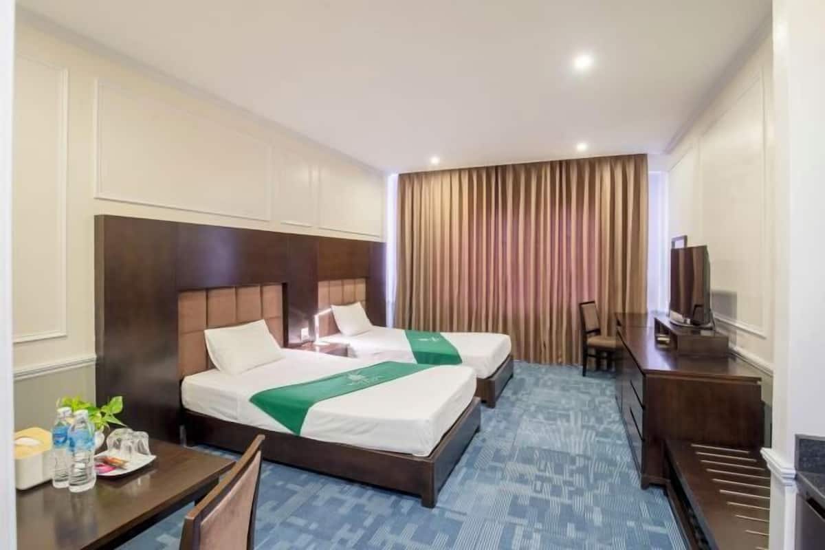 2 bedrooms, minibar, in-room safe, desk