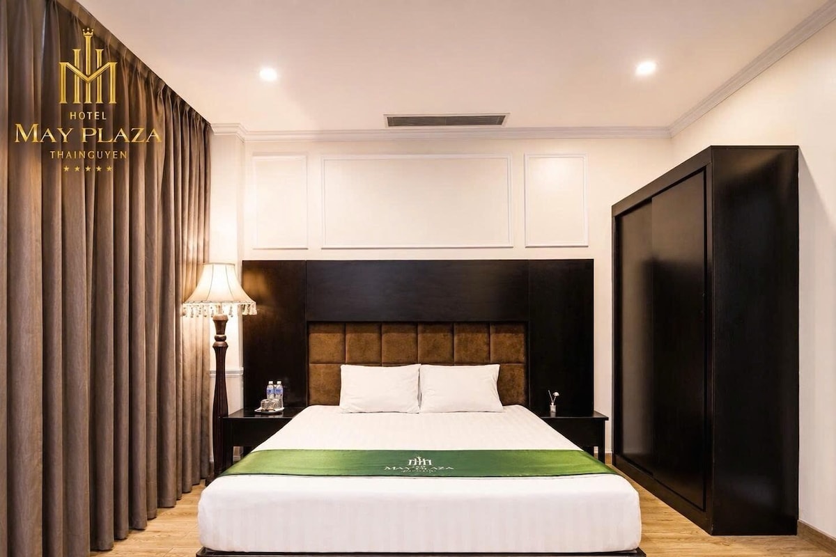 Executive Suite | Minibar, in-room safe, desk, laptop workspace