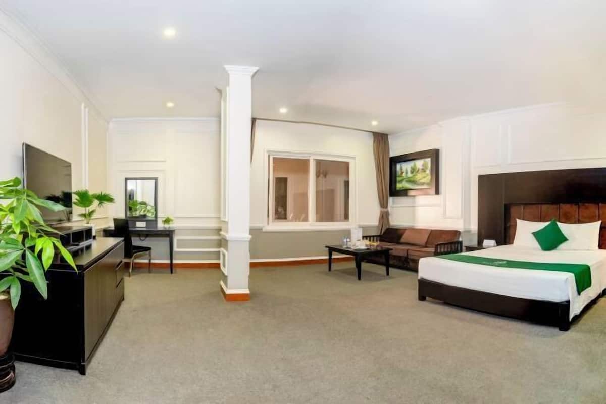 2 bedrooms, minibar, in-room safe, desk