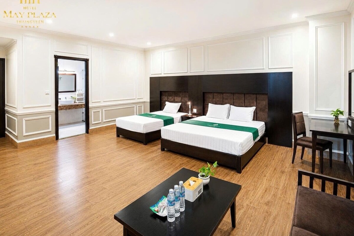 Elite Triple Room | Minibar, in-room safe, desk, laptop workspace