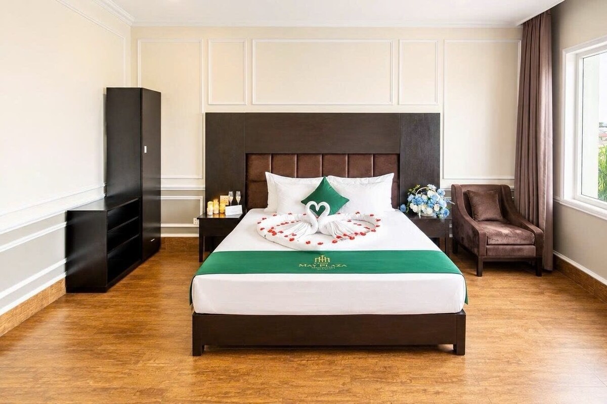 Luxury Studio | Minibar, in-room safe, desk, laptop workspace