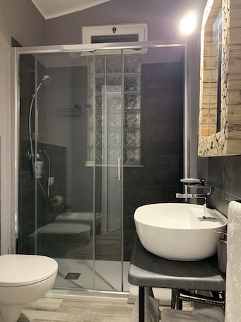 Doppia Comfort, 1 letto matrimoniale (Delle suore) | Bagno | Doccia, set di cortesia gratuito, asciugacapelli, bidet. BeB il Pomo D'Oro