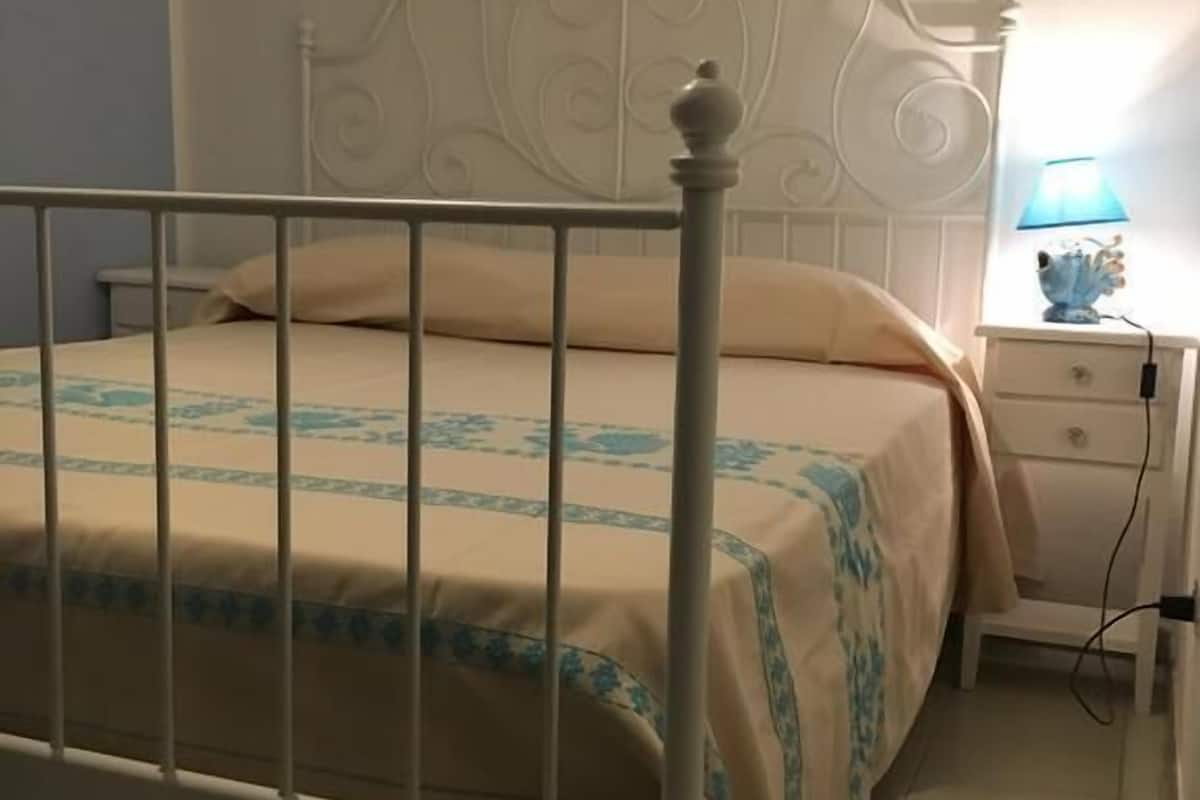 Kamar Double atau Twin (Lavanda) | Selimut bulu angsa, minibar, dan setrika/meja setrika