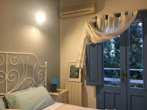 Down duvets, minibar, iron/ironing board, rollaway beds - BeB il Pomo D'Oro (Assemini)