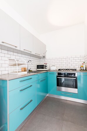 City-Apartment, 2 Schlafzimmer | Eigene Küche | Großer Kühlschrank, Mikrowelle, Ofen, Herdplatte