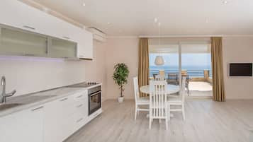 Apartamento, 1 quarto, terraço, vista para o mar | Cozinha privada | Geladeira, fogão, cooktop, cafeteira/chaleira