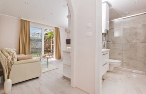 Appartement, 1 chambre, terrasse, vue partielle sur la mer | Aire de séjour | Téléviseur à écran plat