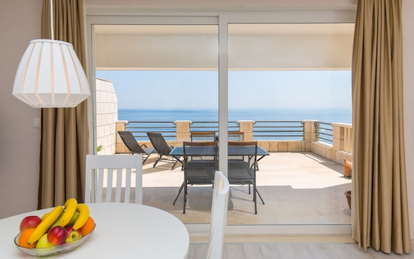 Apartment, 1 Bedroom, Terrace, Sea View | In-room dining