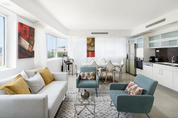Living area - Penthouse with Panoramic View by FeelHome (Tel Aviv)