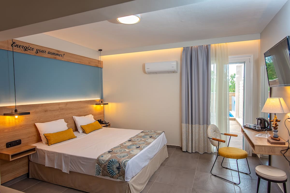 Suite, privézwembad, uitzicht op tuin | 1 slaapkamer, luxe beddengoed, een kluis op de kamer, een bureau