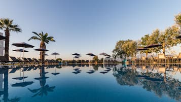 2 piscinas al aire libre, sombrillas, sillones reclinables de piscina