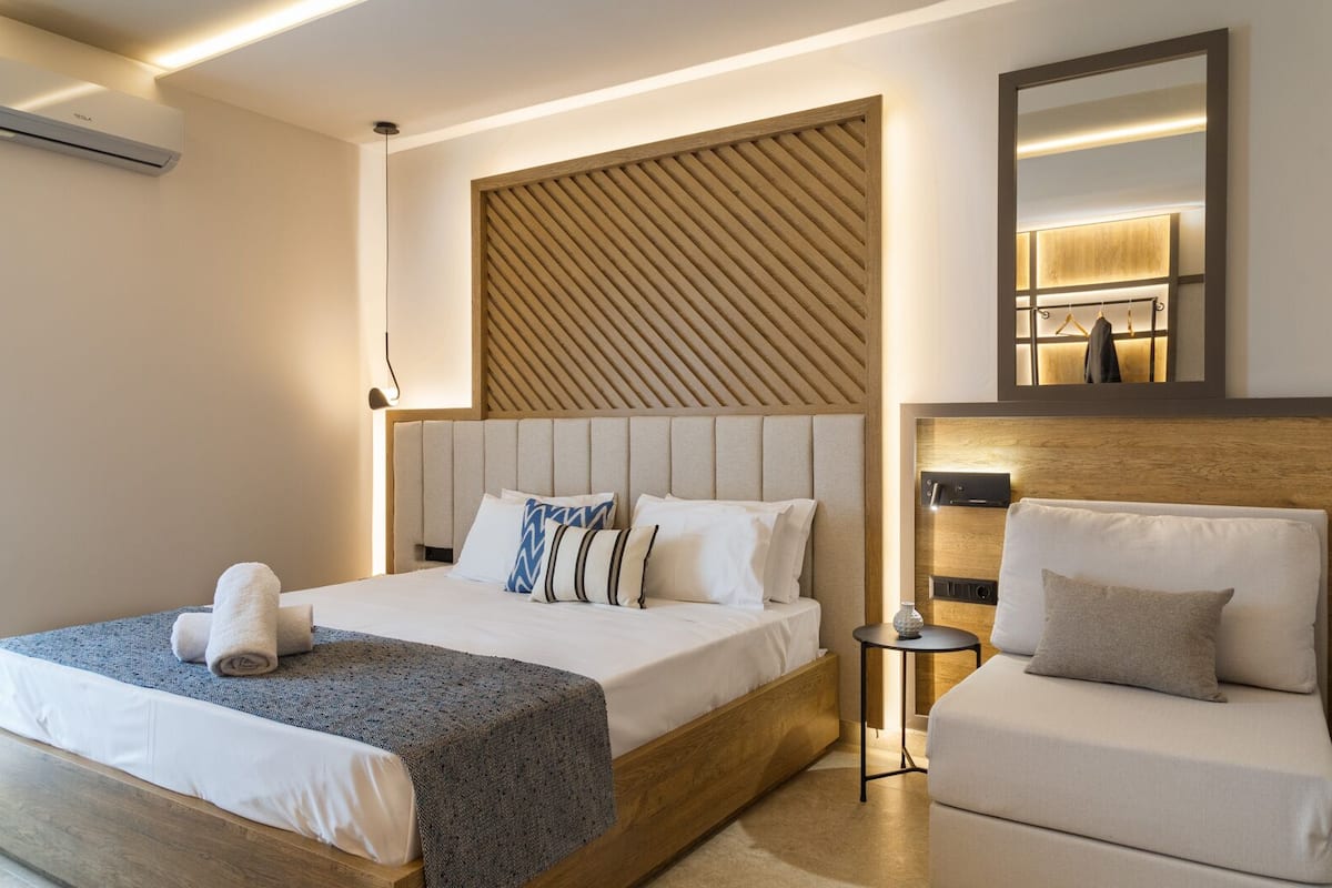 Deluxe tweepersoonskamer (2 Adults + 1 Child) | 1 slaapkamer, luxe beddengoed, een kluis op de kamer, een bureau
